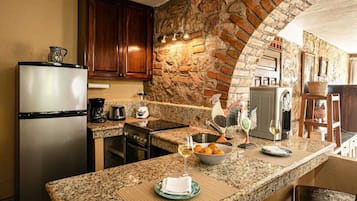 Fridge, stovetop, coffee/tea maker, toaster