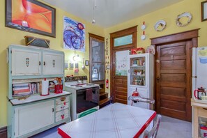 Frigorífic, forn, placa de cuina i cafetera i tetera 