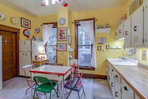 Réfrigérateur, four, plaque de cuisson, cafetière/bouilloire