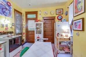 Frigorífico, horno, placa de cocina y cafetera o tetera