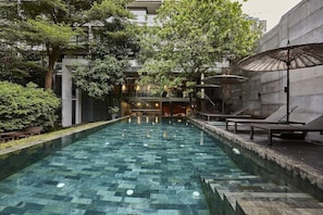 Una piscina al aire libre