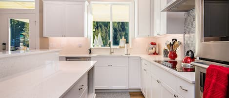 Frigorifero, microonde, forno, piano cottura