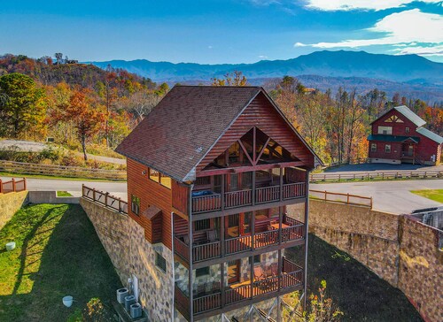 Specials! Stunning Views+Location. 4 King Beds w/ en suite. Hot Tub, Games!