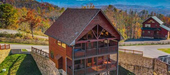 Specials! Stunning Views+Location. 4 King Beds w/ en suite. Hot Tub, Games!