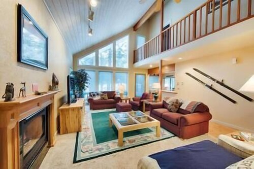 4BR golf course retreat in McCall with fireplace, patio, and room for 14.