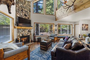 TV, fireplace, books - Longhorn Hideaway: Pet Friendly, Hot tub, Near Ponderosa Park, Quiet Wooded Neighborhood (McCall)