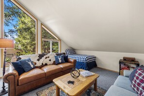 Fernseher, Kamin, Bücher