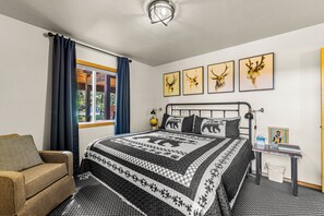 2 bedrooms, WiFi, bed sheets - Longhorn Hideaway: Pet Friendly, Hot tub, Near Ponderosa Park, Quiet Wooded Neighborhood (McCall)