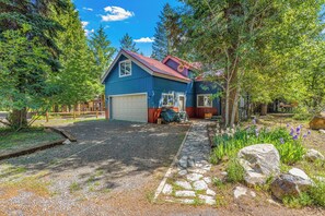 Exterior - Longhorn Hideaway: Pet Friendly, Hot tub, Near Ponderosa Park, Quiet Wooded Neighborhood (McCall)