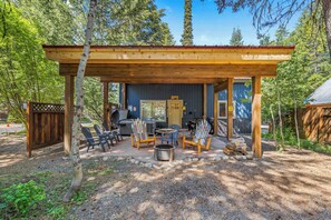 Outdoor dining - Longhorn Hideaway: Pet Friendly, Hot tub, Near Ponderosa Park, Quiet Wooded Neighborhood (McCall)