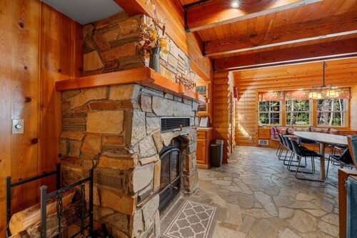 Rocky Shore Escape: Neighborhood Beach, Pool Table, West Shore of Payette Lake