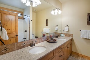 Combined shower/tub, hair dryer, towels