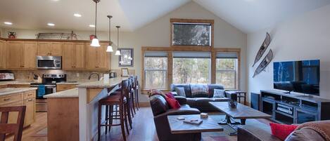 Flatscreentelevisie, een open haard, een dvd-speler en boeken