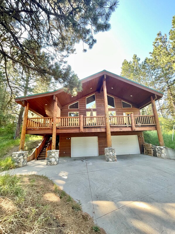 Exterior - Cascade Multi-Family Cabin - 1 Block to Lake Cascade and Golf Course - Game room (Cascade)