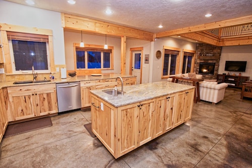 Elk Ridge: Hot Tub, Pet Friendly, Pool Table, and Gas Fireplace