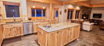 Elk Ridge: Hot Tub, Pet Friendly, Pool Table, and Gas Fireplace