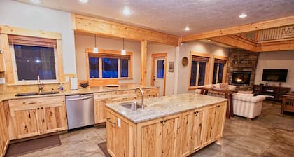 Elk Ridge: Hot Tub, Pet Friendly, Pool Table, and Gas Fireplace