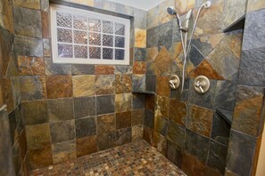 Badewanne, Haartrockner, Handtücher