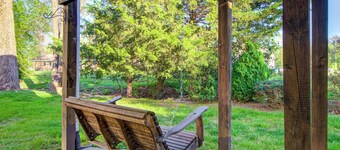 Bear Creek Bungalow w/ Arcade Game, Hot tub ,Swing, Screened-In Porch, & 2 Kings