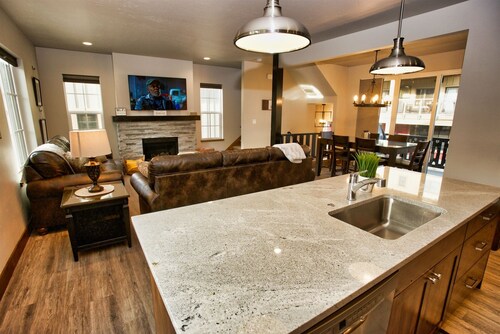 Suite Retreat: Short Walk to Downtown McCall, A/C, Propane Fireplace