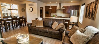 Suite Retreat: Short Walk to Downtown McCall, A/C, Propane Fireplace