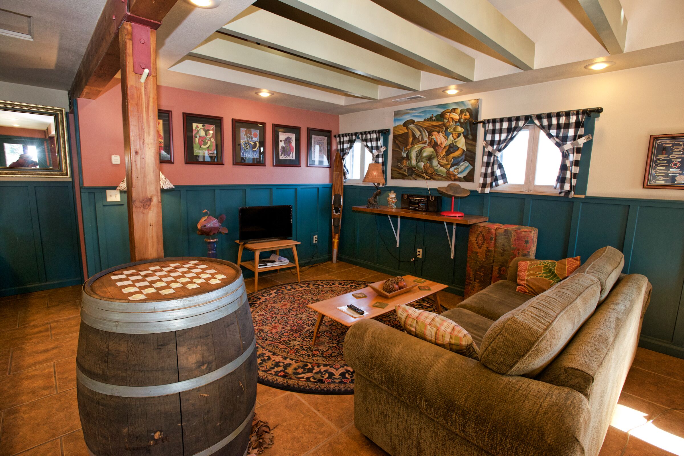 Fernseher, DVD-Player, Bücher, Stereoanlage