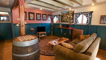 Fernseher, DVD-Player, Bücher, Stereoanlage