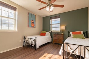 2 bedrooms, in-room safe, iron/ironing board, free WiFi - Historic Downtown Loft “B” in Miles, TX (Miles)