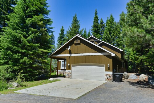 Peace in the Pines: Woodland Oasis in Spring Mountain Ranch, Private Hot Tub