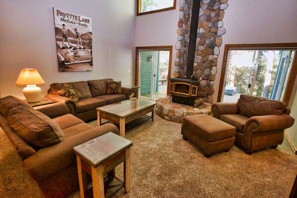 Fernseher, Kamin, Videospiele, Bücher