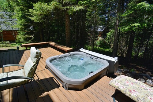 Peace in the Pines: Woodland Oasis in Spring Mountain Ranch, Private Hot Tub