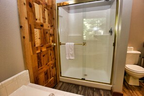 Combined shower/tub, hair dryer, towels
