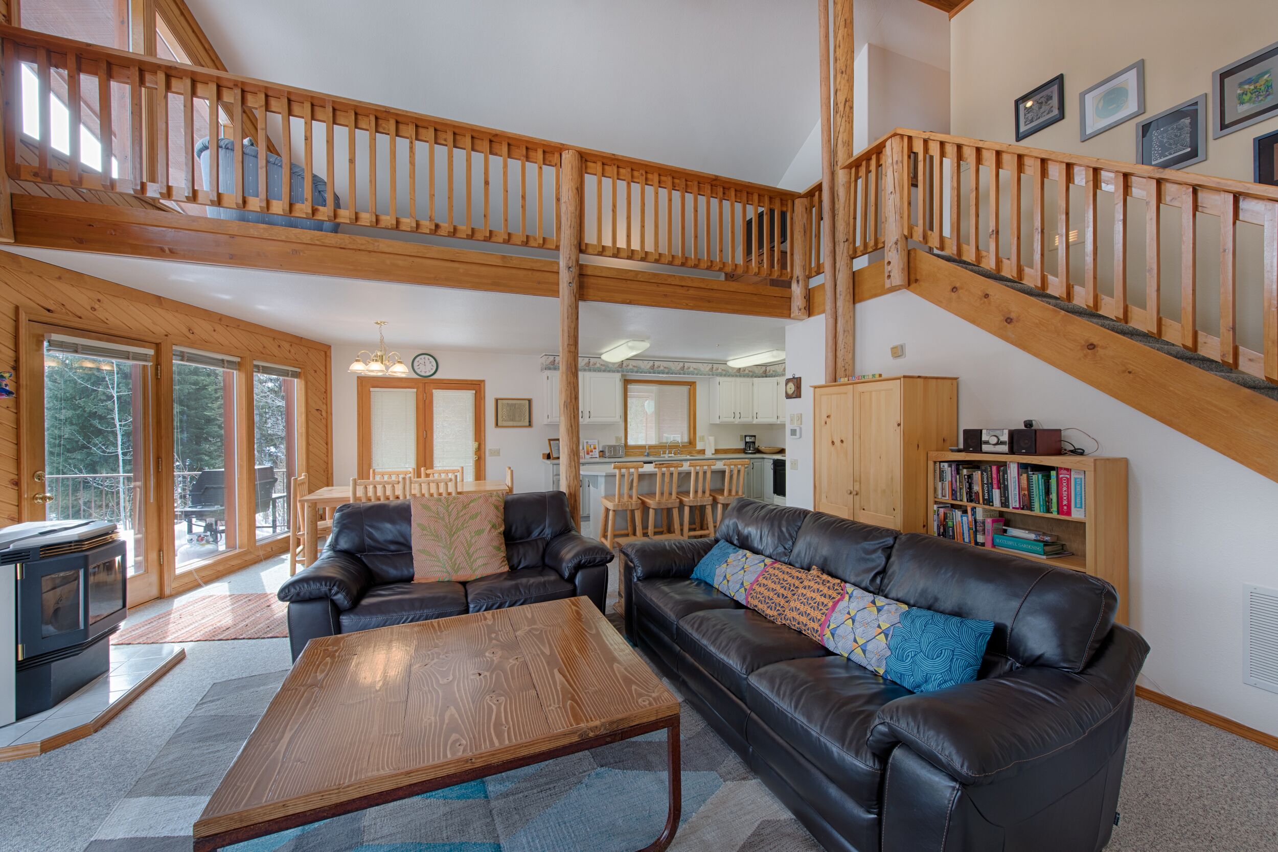 テレビ、DVD プレーヤー、書庫、ミュージックライブラリ