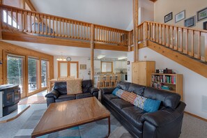 TV, DVD player, livros, biblioteca musical