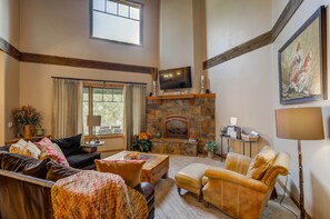 Een smart-tv, een open haard en boeken