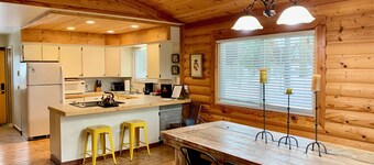 The Park Chalet - Rustic charm - Downtown - Lake - Restaurants - WiFi - Wood Stove