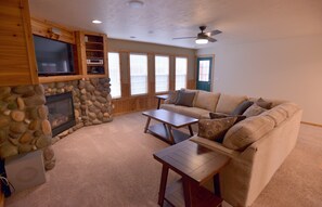 TV, fireplace, stereo - Mountain Therapy: A/C, Pet Friendly, Walk to Davis Beach and Ponderosa Park (McCall)