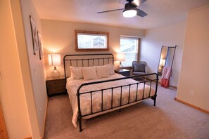 3 bedrooms, WiFi, bed sheets - Mountain Therapy: A/C, Pet Friendly, Walk to Davis Beach and Ponderosa Park (McCall)