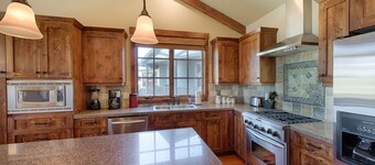 Greystone on Payette Lake - Air Conditioning - 1 Block from Marina - Propane Fireplace