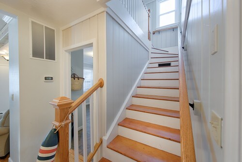 Park Street Cottage: Pet friendly w/ fire pit and hot tub, downtown, walk to Lake