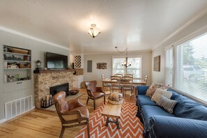 تلفزيون ذكي، مدفأة، مشغل دي في دي، كُتُب