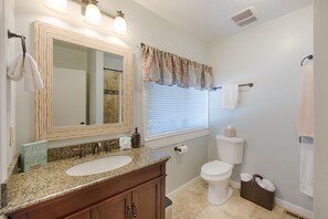 Combined shower/bathtub, hair dryer, towels