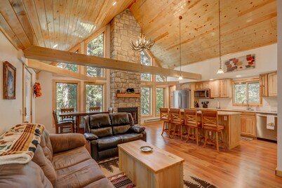 Carlson Cabin - Payette River Views and Access - Fishing - Private Wooded Setting - Pet Friendly