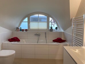 Douche, sèche-cheveux, serviettes fournies, savon
