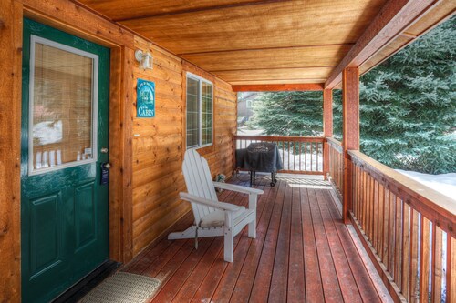 Hubbard Cabin in McCall - near Payette Lake, private hot tub, quiet