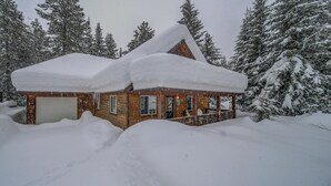 A log cabin surrounded by snow-covered trees. - Hubbard Cabin in McCall - near Payette Lake, private hot tub, quiet (McCall)