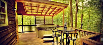 Secluded cabin in Red River Gorge with a Hot Tub and wi-fi