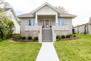 Exterior - The Pink Door - 8th Ave Beauty - Stunning & Fresh (Nashville)
