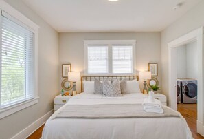 4 chambres, bureau, fer et planche à repasser, lit de bébé portatif