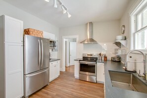 冷蔵庫、電子レンジ、オーブン、コンロ